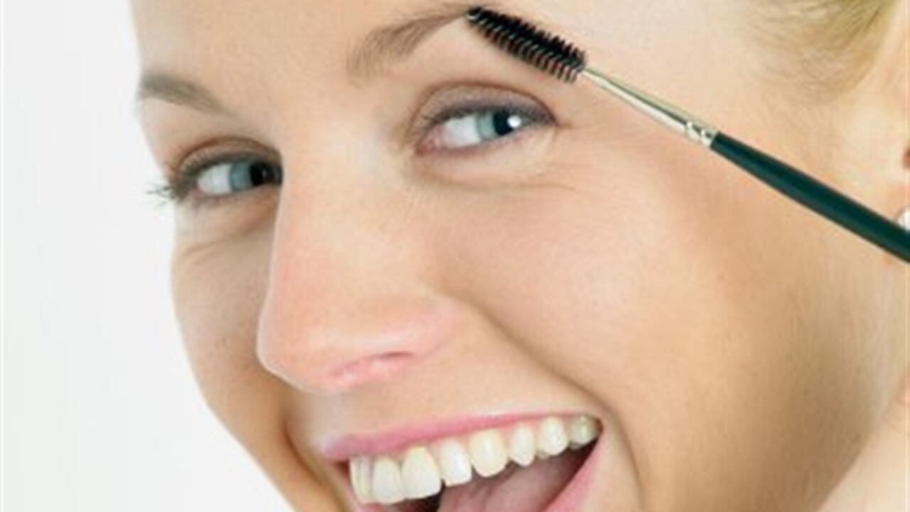 El planchado de cejas está pensado para que se puedan controlar los vellos más rebeldes que hacen que la ceja se vea muy poblada y despeinada. Foto: Thinkstock