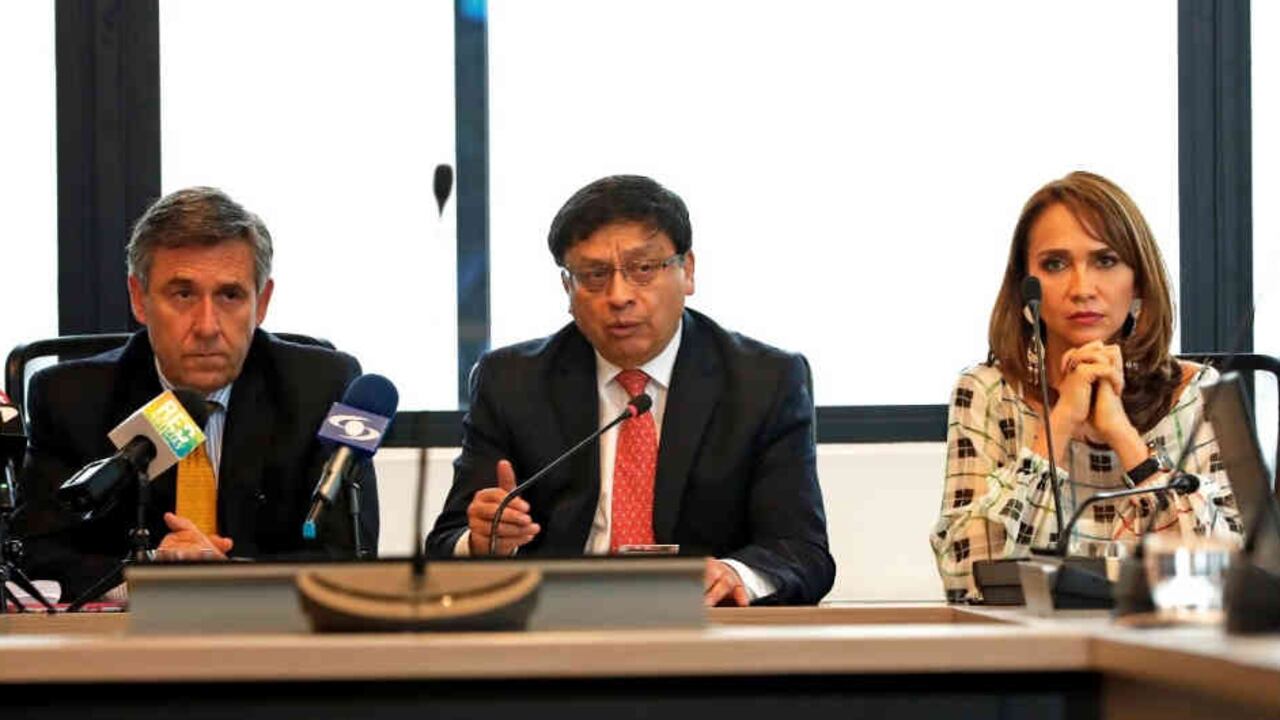 Los árbitros del tribunal de derecha a izquierda Carlos Mauricio González, Jorge Enrique Ibañez y Catalina Hoyos