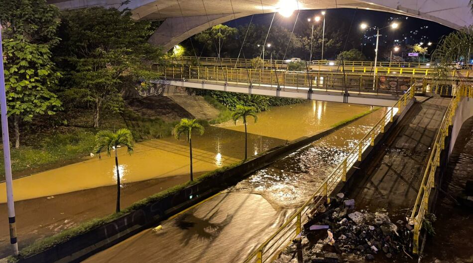 Emergencias en Medellín por colapso de una tubería.