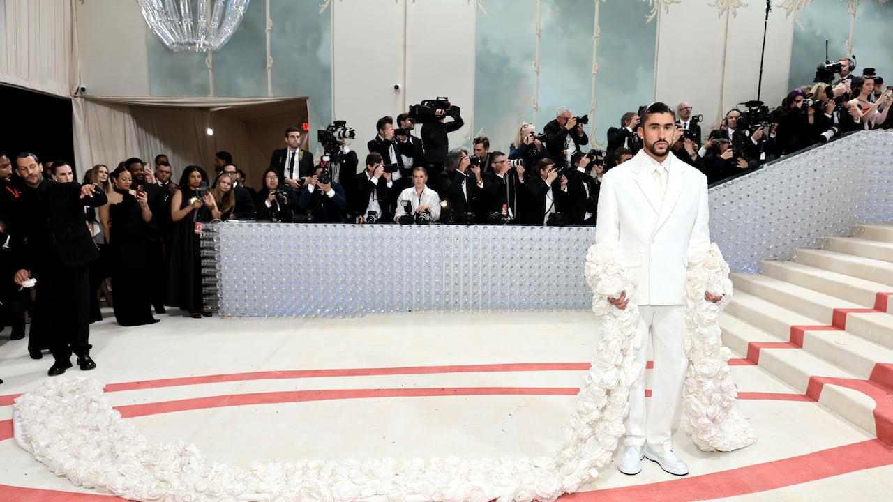 Bad Bunny en la Met Gala 2023 Celebrando 'Karl Lagerfeld: A Line Of Beauty' en el Metropolitan Museum of Art el 1° de mayo en Nueva York. (Photo by Jamie McCarthy/Getty Images)