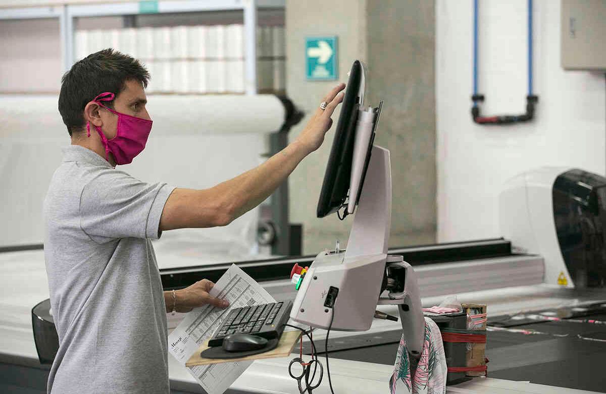 Sin embargo, los empleados se muestran a gusto por poder volver a sus labores. Foto: David Estrada Larrañeta - SEMANA