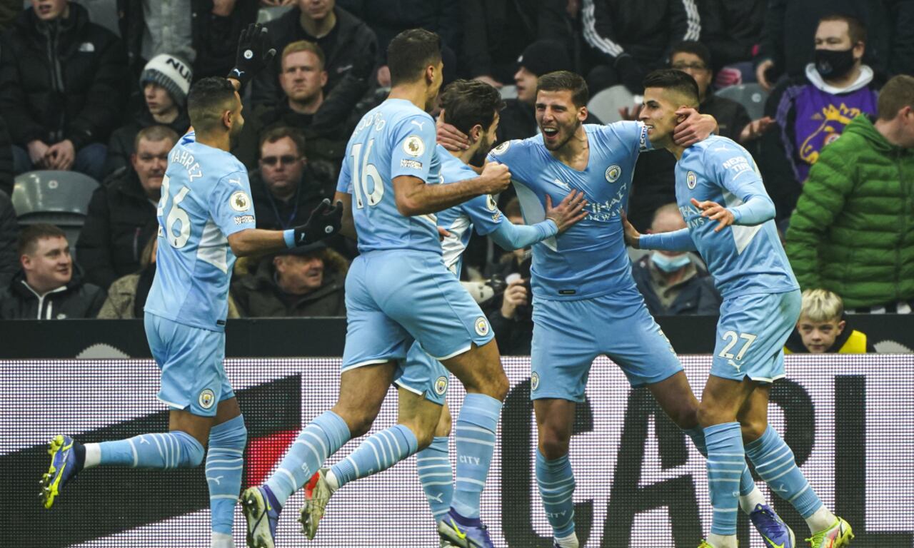 Manchester City's Ruben Dias, second right, celebrates scoring their side's first goal of the game during the English Premier League soccer match between Newcastle and Manchester City at St. James' Park, Newcastle, England, Sunday, Dec. 19, 2021. (Owen Humphreys/PA vía AP)