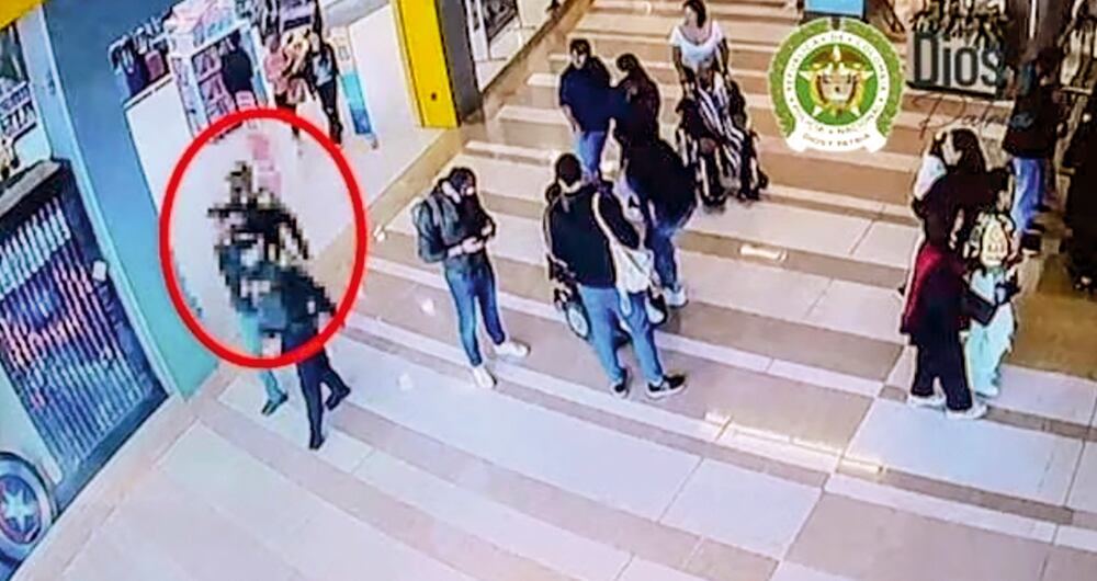 Las autoridades manejan la hipótesis de que las dos personas que llegaron vestidas con uniformes de la Policía Nacional serían integrantes de alguna estructura criminal que delinquiría en la ciudad. 