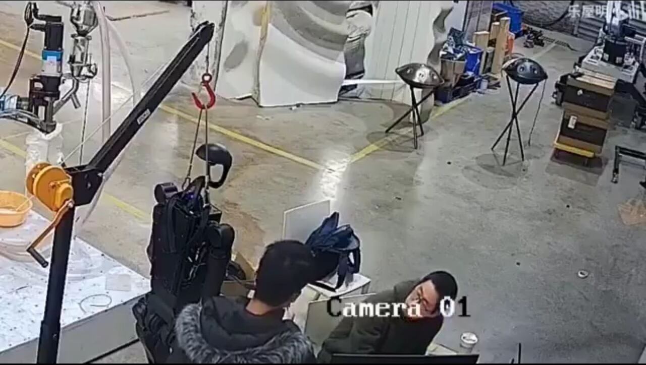 Un video se está volviendo viral en línea mostrando a un robot enloqueciendo durante una prueba.