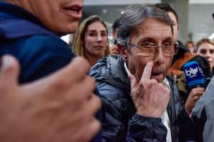 Bogotá. Diciembre 23 de 2024. Fabio Ochoa, ex narcotraficante, regresó a Colombia tras cumplir más de 20 años de condena en Estados Unidos. Al aterrizar en el Aeropuerto Internacional El Dorado, fue recibido por su familia y, ante los medios de comunicación, ofreció unas palabras. (Colprensa - Cristian Bayona).