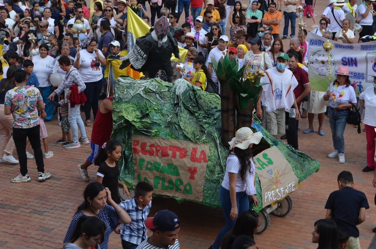 El tradicional desfile de carrozas artesanales.