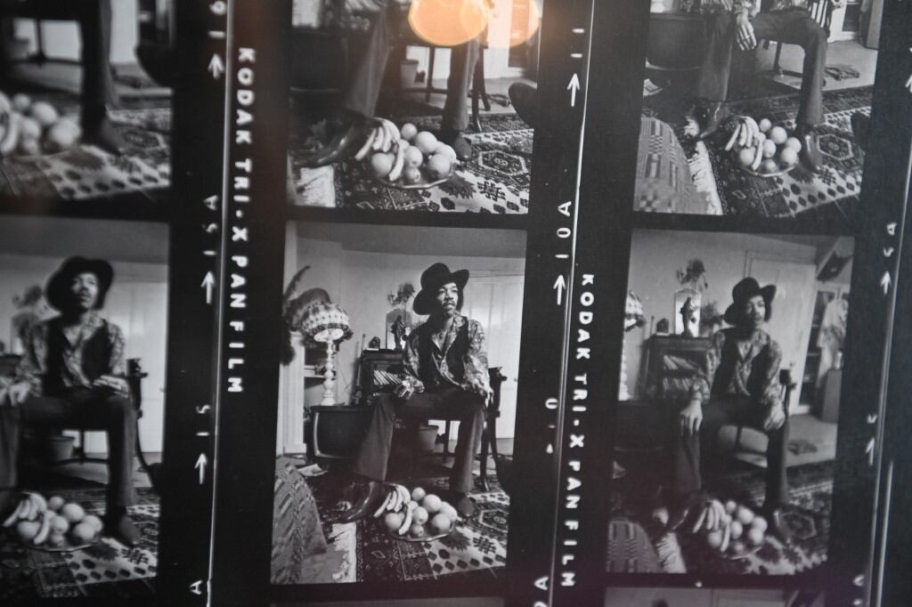 Un hoja de contactos del 4 de enero de 1969 realizada por Barrie Wentzell en el apartamento donde Hendrix vivió en Londres entre 1968-69. Foto de DANIEL LEAL-OLIVAS / AFP