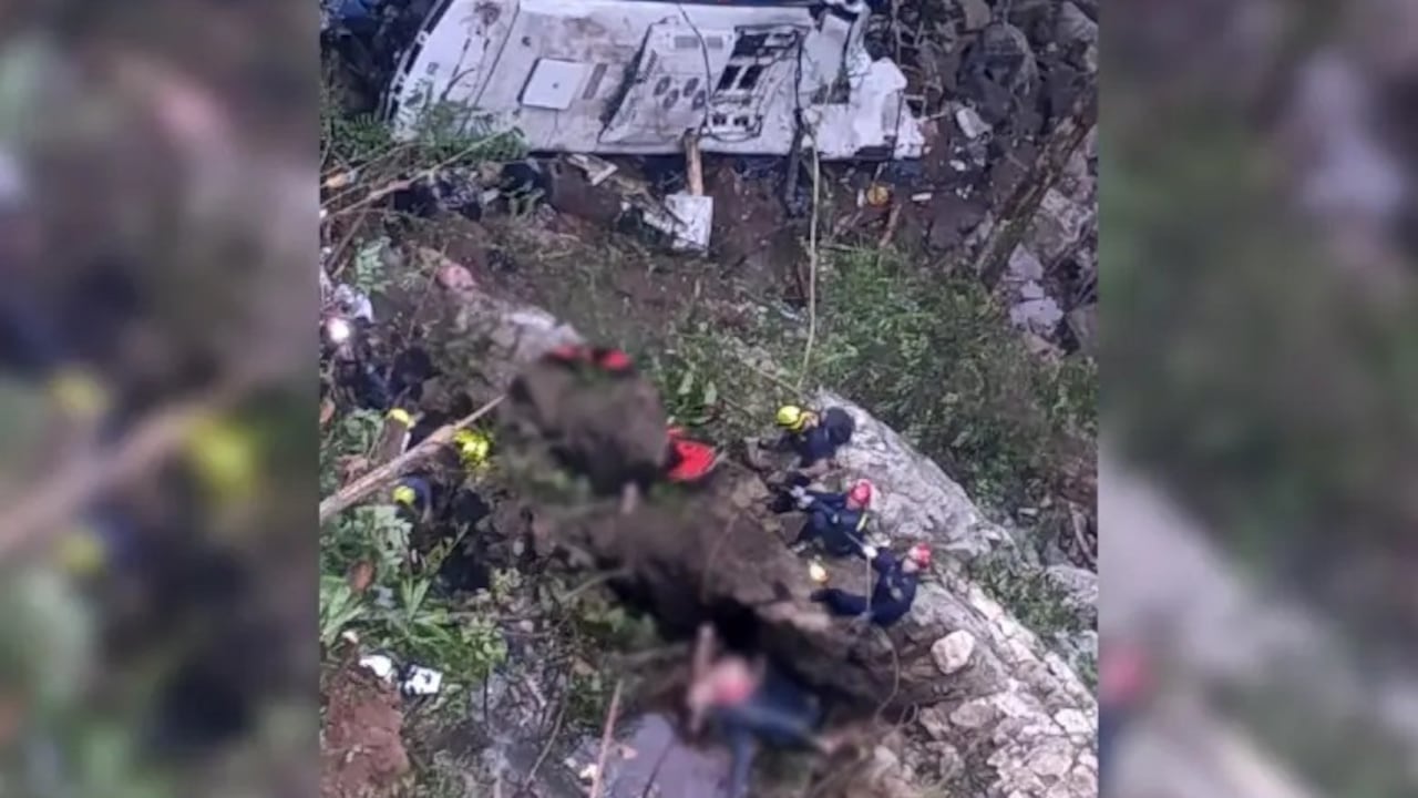 Equipos de bomberos y personal de emergencias trabajando en el rescate de los heridos tras el accidente.