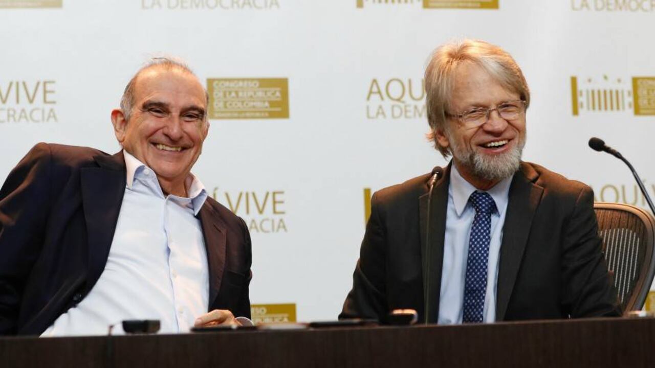 "Dos cosas conversamos Antanas y yo cuando convine en esto: que yo obraba sin ningún interés personal ni de honorarios, y que estamos comprometidos con el respeto de las decisiones judiciales cualquiera sea su resultado", aseguró De la Calle.