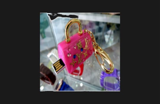 Estas memorias marca Louis Vuitton son perfectas para las mujeres que siempre están innovando. Las puede conseguir en Amazon o Mercado Libre.  