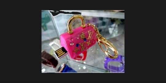 Estas memorias marca Louis Vuitton son perfectas para las mujeres que siempre están innovando. Las puede conseguir en Amazon o Mercado Libre.  