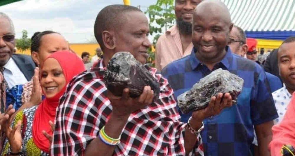 Laizer con su valioso hallazgo.