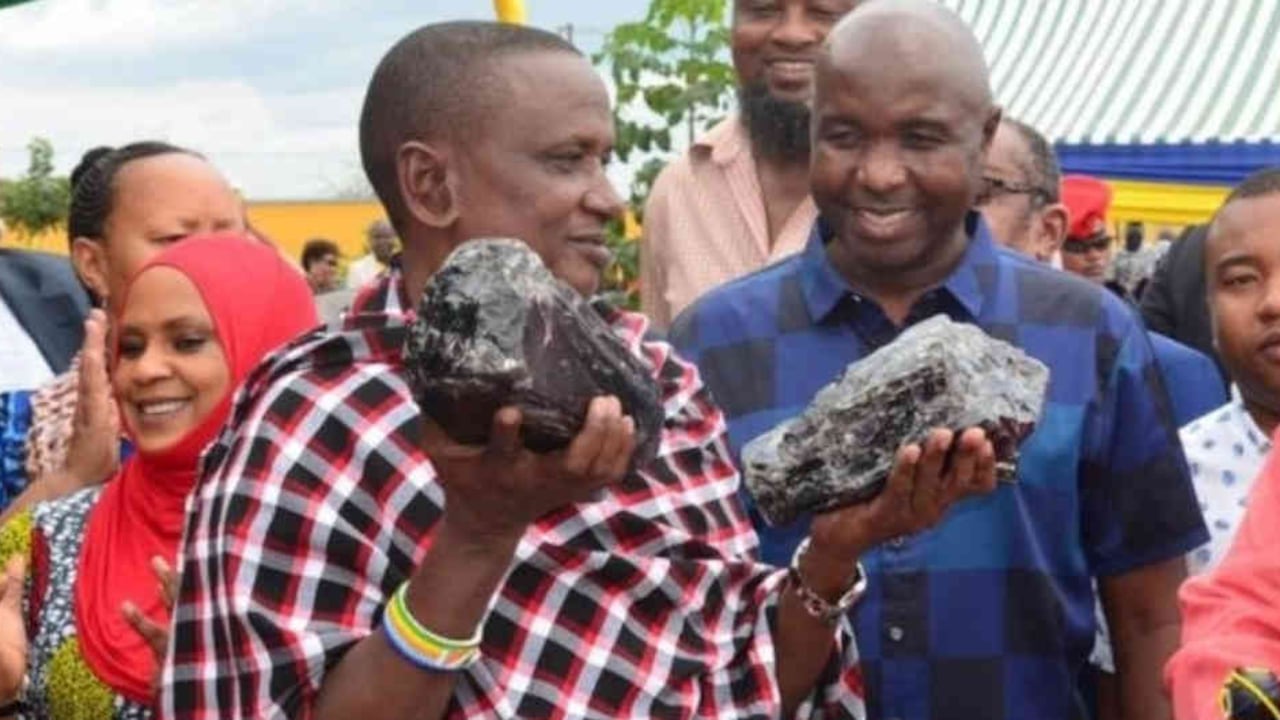 Laizer con su valioso hallazgo.