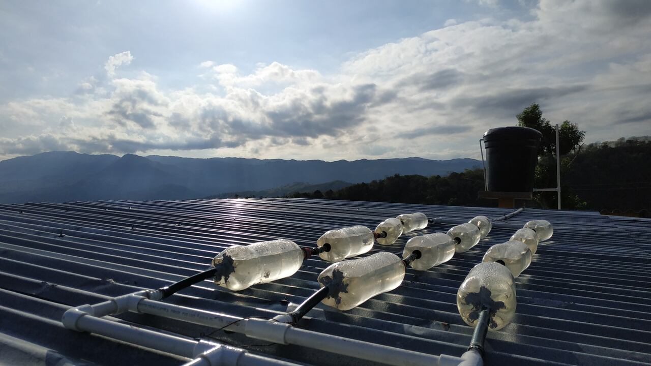 El agua se desinfecta por un método que usa luz solar y botellas.