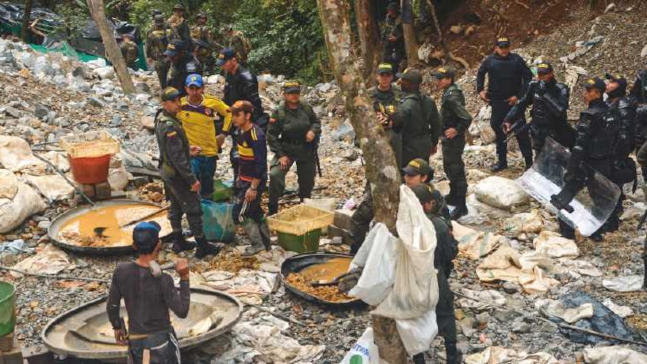Unos 1.300 policías y soldados se tomaron la zona y empezaron a cerrar todas las minas.