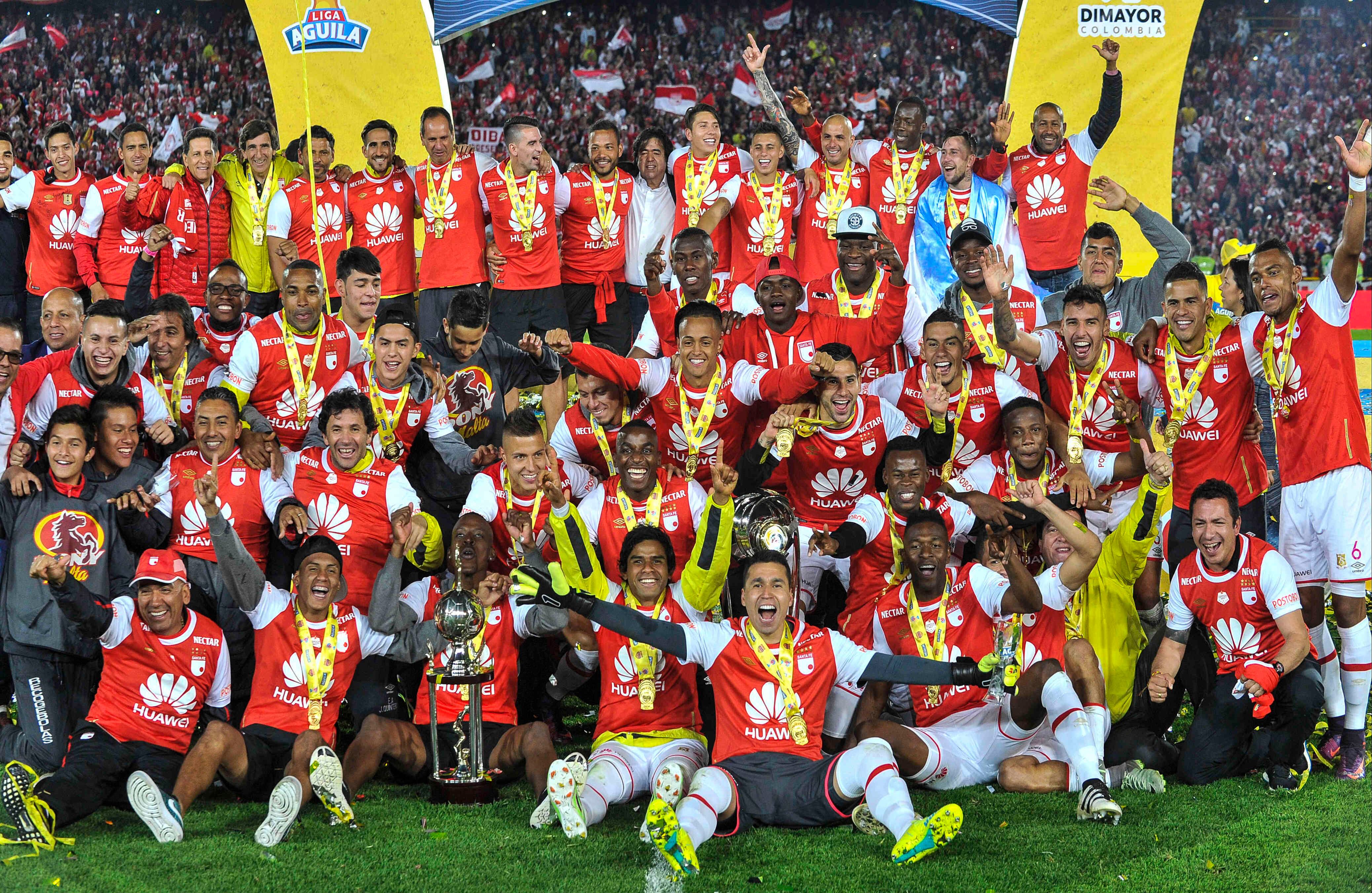 Los jugadores del Santa Fe levantan su novena copa, el domingo 18 de diciembre de 2016, en el Campín, en Bogotá, luego de  vencer 1-0 al Tolima con un gol de Héctor Urrego durante el partido de vuelta del torneo clausura 2016 del fútbol profesional colombiano
