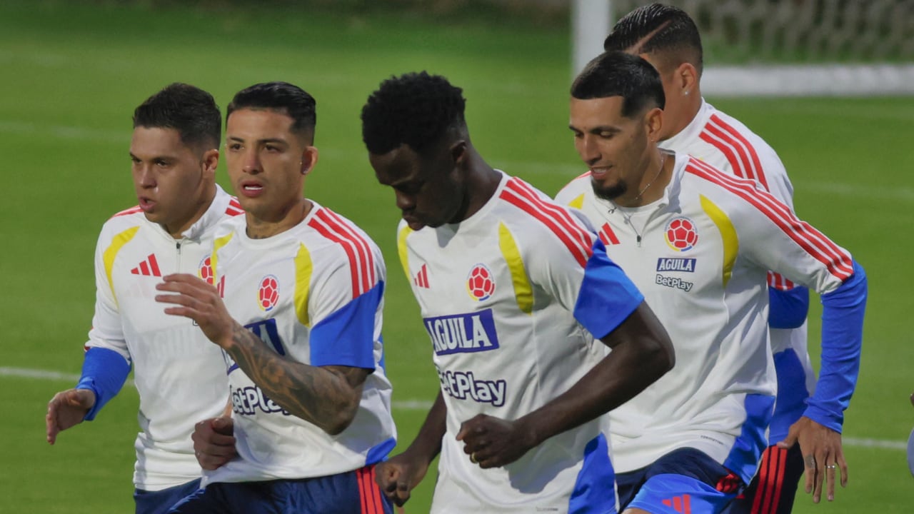 Kevin Castaño (segundo de izquierda a derecha) no seguiría en River Plate de Argentina