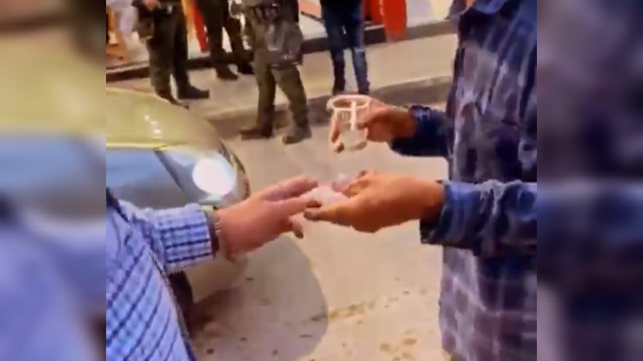 Este individuo utiliza una herramienta tipo alicate para esta cruel extracción