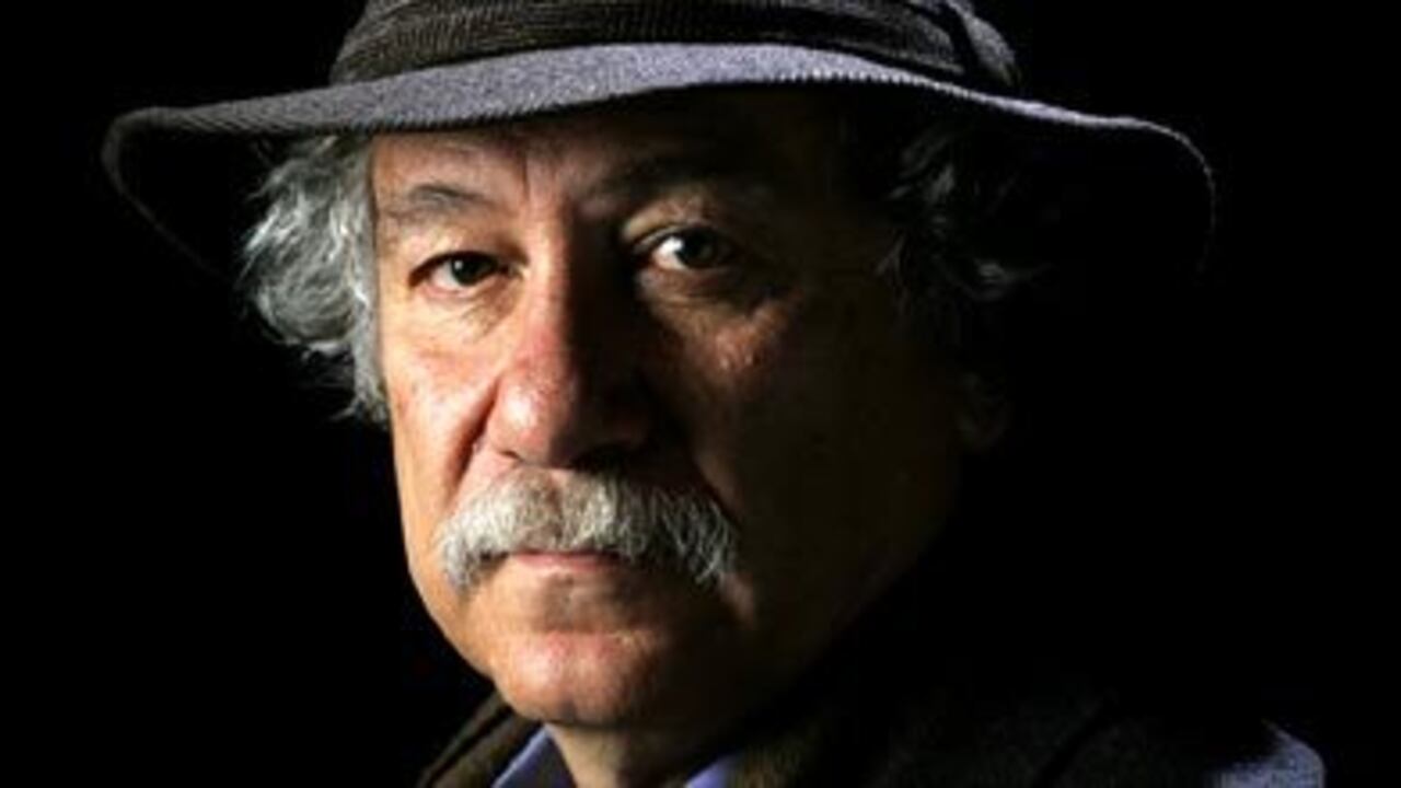 El escritor y poeta Juan Manuel Roca, autor de 'Cantar de lejanía. Antología personal'