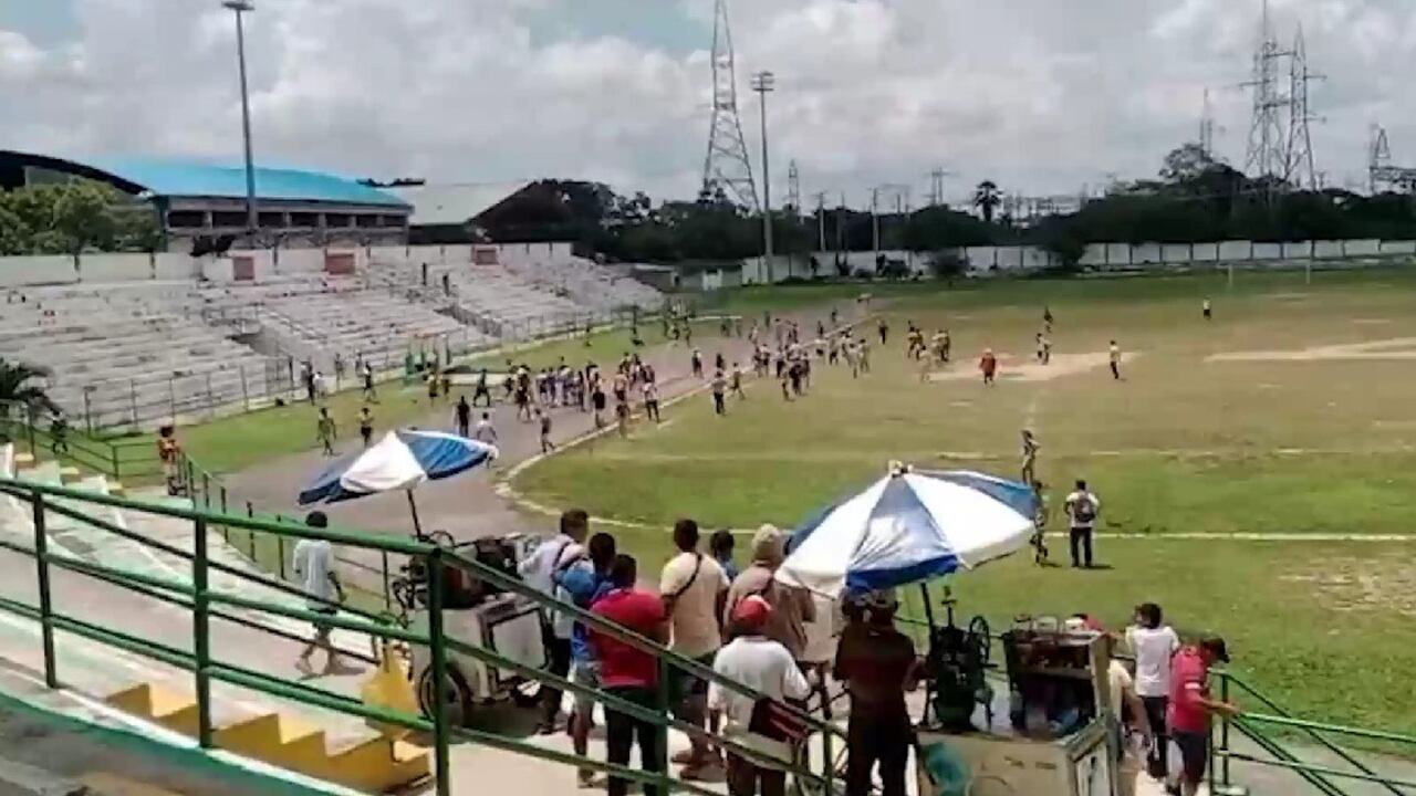 En medio del partido se originó una riña