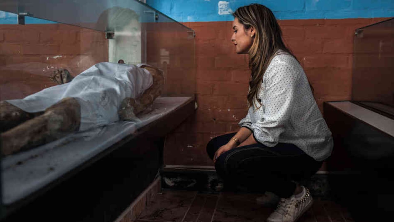 Joyce Cruz frente al cuerpo de su padre.