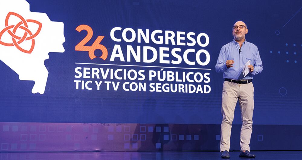     Durante el Congreso de Andesco, el gremio de las empresas de servicios públicos que preside Camilo Sánchez, se propusieron más inversiones públicas y privadas para evitar mayores incrementos de las tarifas.