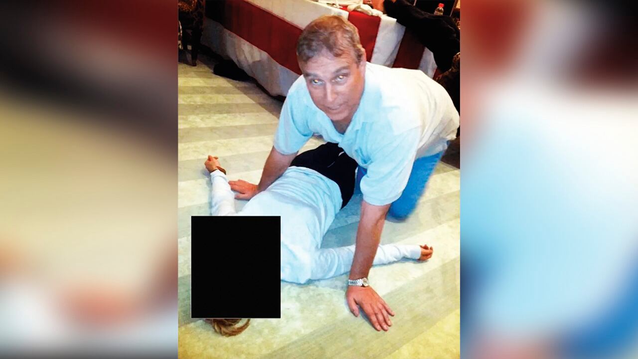 El príncipe Andrés aparece en varios correos y fotos comprometedoras.