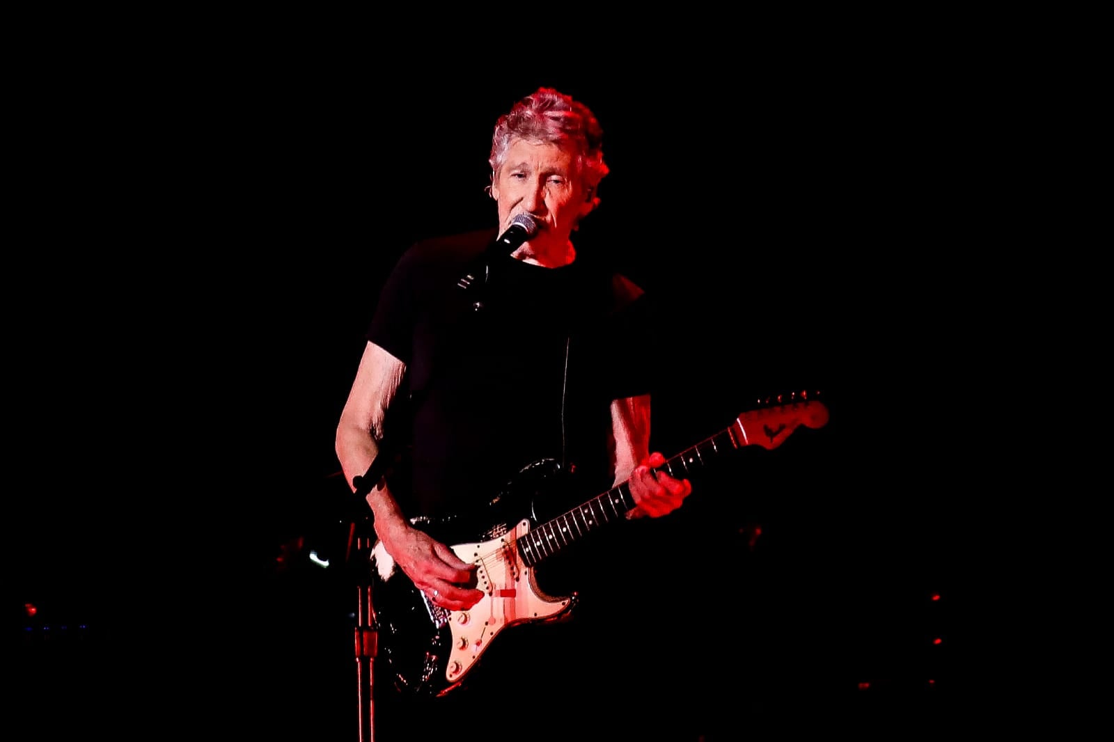 Una de las canciones más esperadas fue "Another breaking the wall".