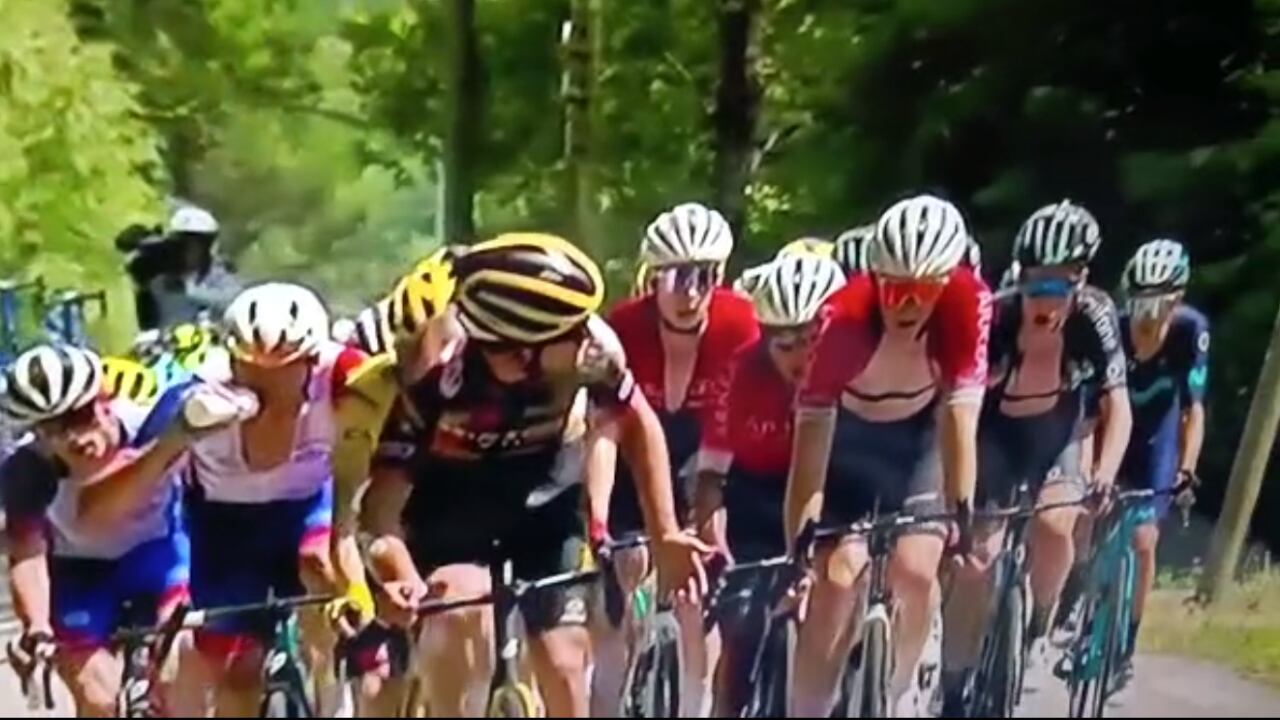 Tiesj Benoot pidiendo al gregario del Arkéa que pase a tirar del grupo