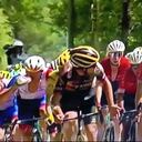 Tiesj Benoot pidiendo al gregario del Arkéa que pase a tirar del grupo