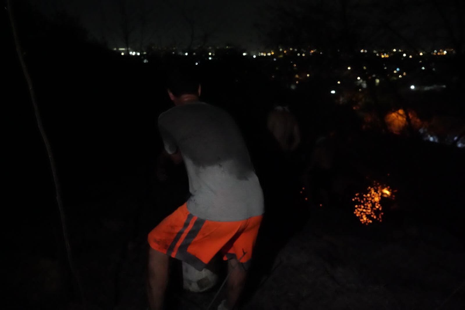 Mediante una cadena humana, la comunidad apoyó a los bomberos en la atención de la emergencia.