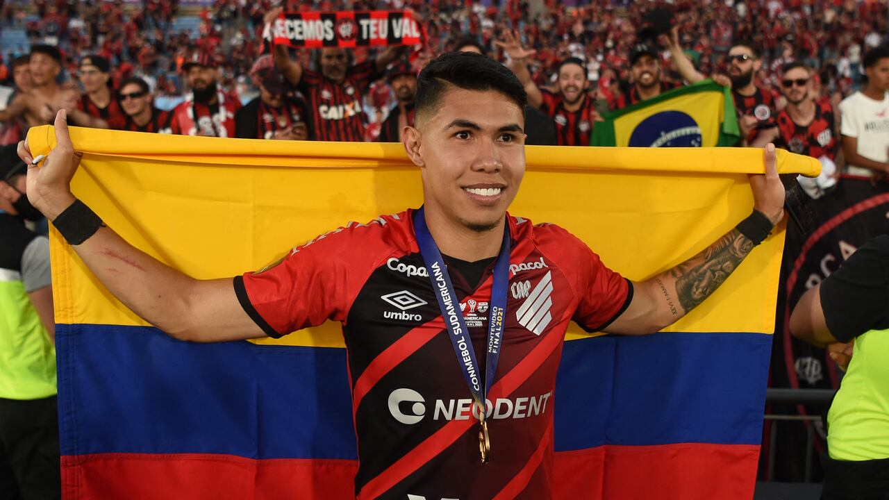 Athletico Paranaense's Colombian Nicolas Hernandez celebrates winning the Copa Sudamericana football tournament after defeating Red Bull Bragantino in the all-Brazilian final match, at the Centenario Stadium in Montevideo on November 20, 2021. (Photo by EITAN ABRAMOVICH / AFP)