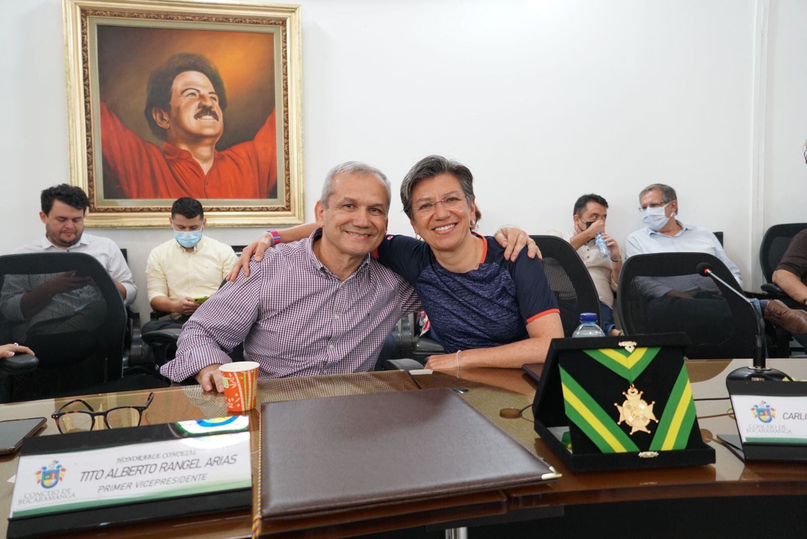 Carlos Ramón González y Claudia López en la condecoración del Concejo de Bacaramanga en 2022