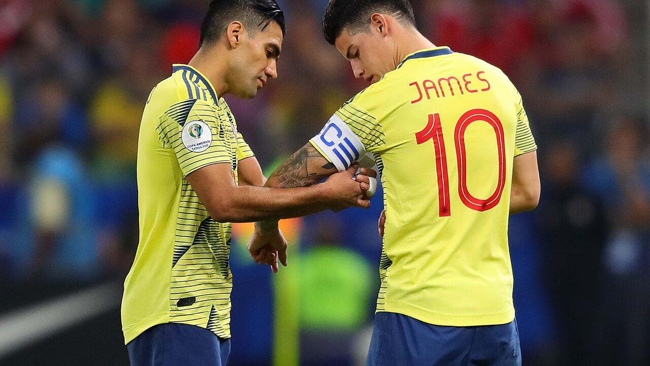 SAO PAULO, BRAZIL - JUNE 28: Radamel Falcao of Colombia passes the captain's armband to team-mate James Rodriguez during the Copa America Brazil 2019 quarterfinal match between Colombia and Chile at Arena Corinthians on June 28, 2019 in Sao Paulo, Brazil. (Photo by Chris Brunskill/Fantasista/Getty Images)
