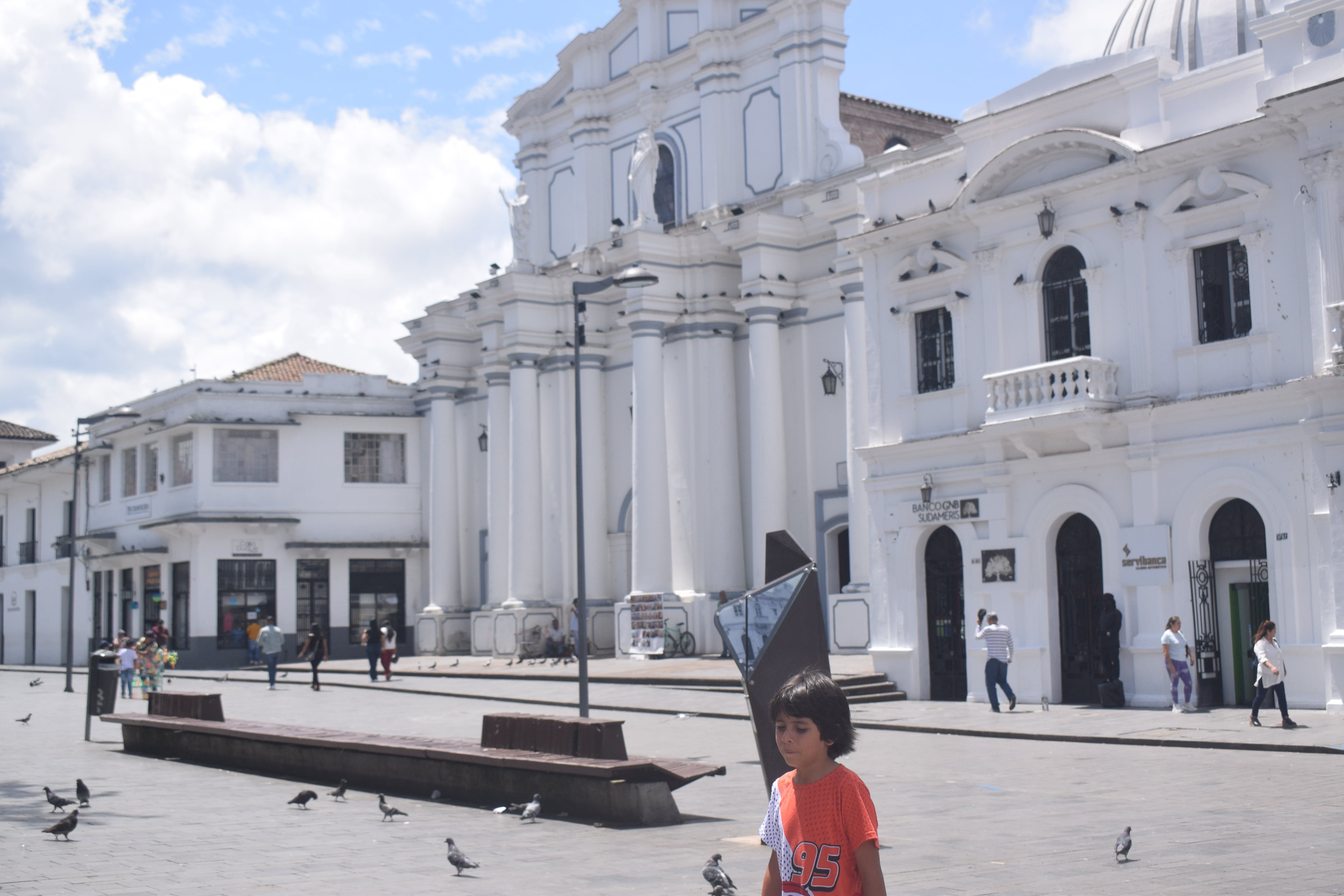 Popayán es la capital del departamento del Cauca, ubicada en el suroccidente de Colombia. Es una de las ciudades más históricas y coloniales del país, conocida popularmente como “La Ciudad Blanca” por el color predominante de sus construcciones coloniales en el centro histórico.