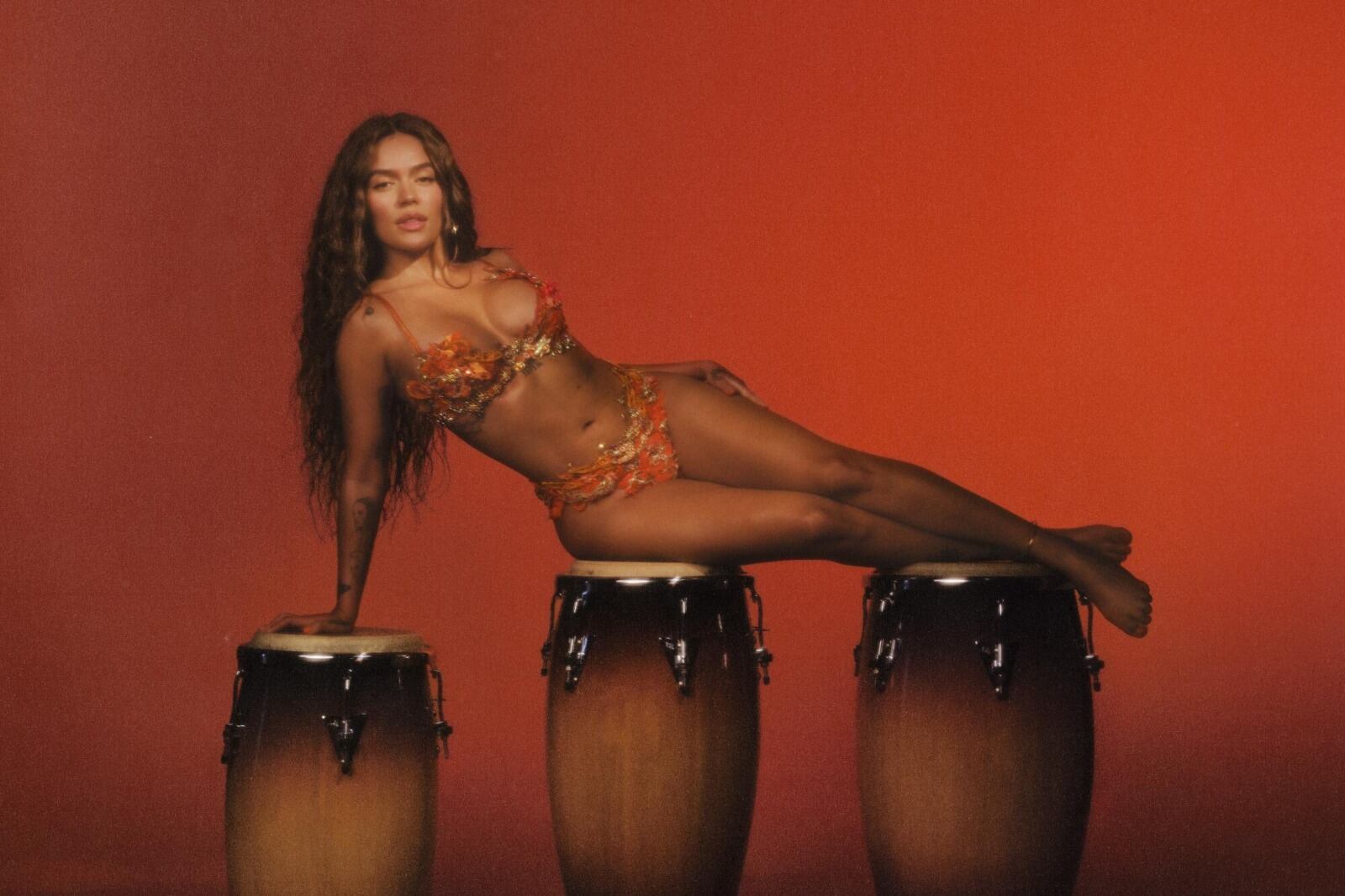 La ganadora del Grammy Karol G lanza su proyecto más íntimo, teatral y desafiante hasta la fecha: “Tropicoqueta”, su quinto álbum de estudio, que ha sido anunciado como “un homenaje a la cultura latina con todo su ritmo, resiliencia y resplandor”.