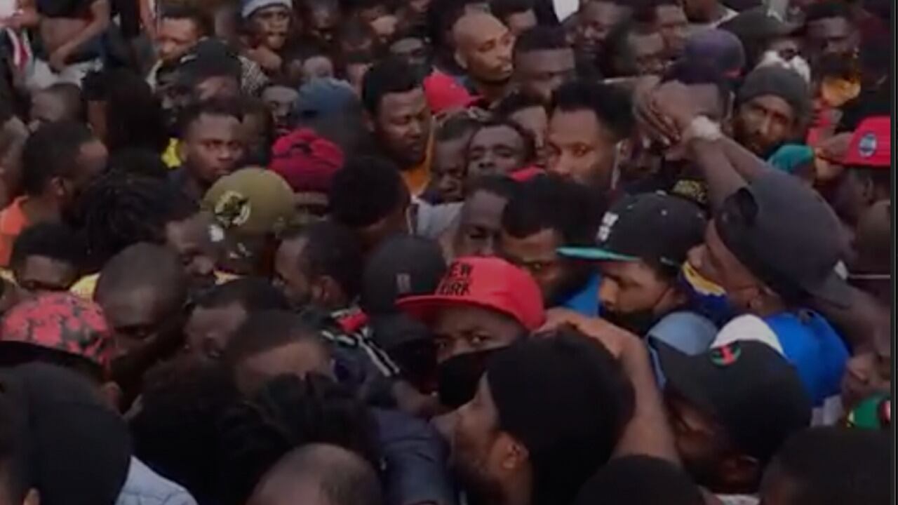 Alerta en Necoclí por la llegada de más de 10.000 migrantes que esperan continuar su viaje hacia Estados Unidos. En los próximos días podrían acumularse muchos más.