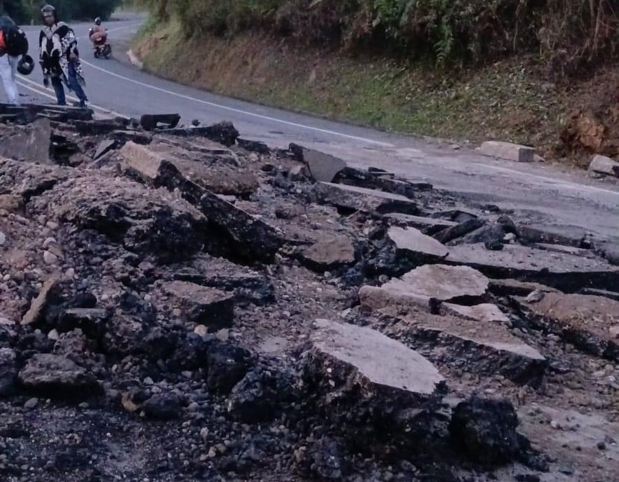 El artefacto explosivo dejó un daño pronunciado en la carretera.