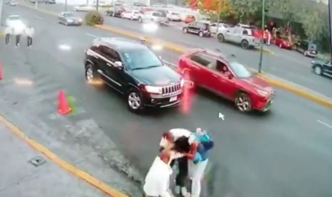 El altercado involucró a varios mariachis y un tragafuegos que se encontraba en la zona