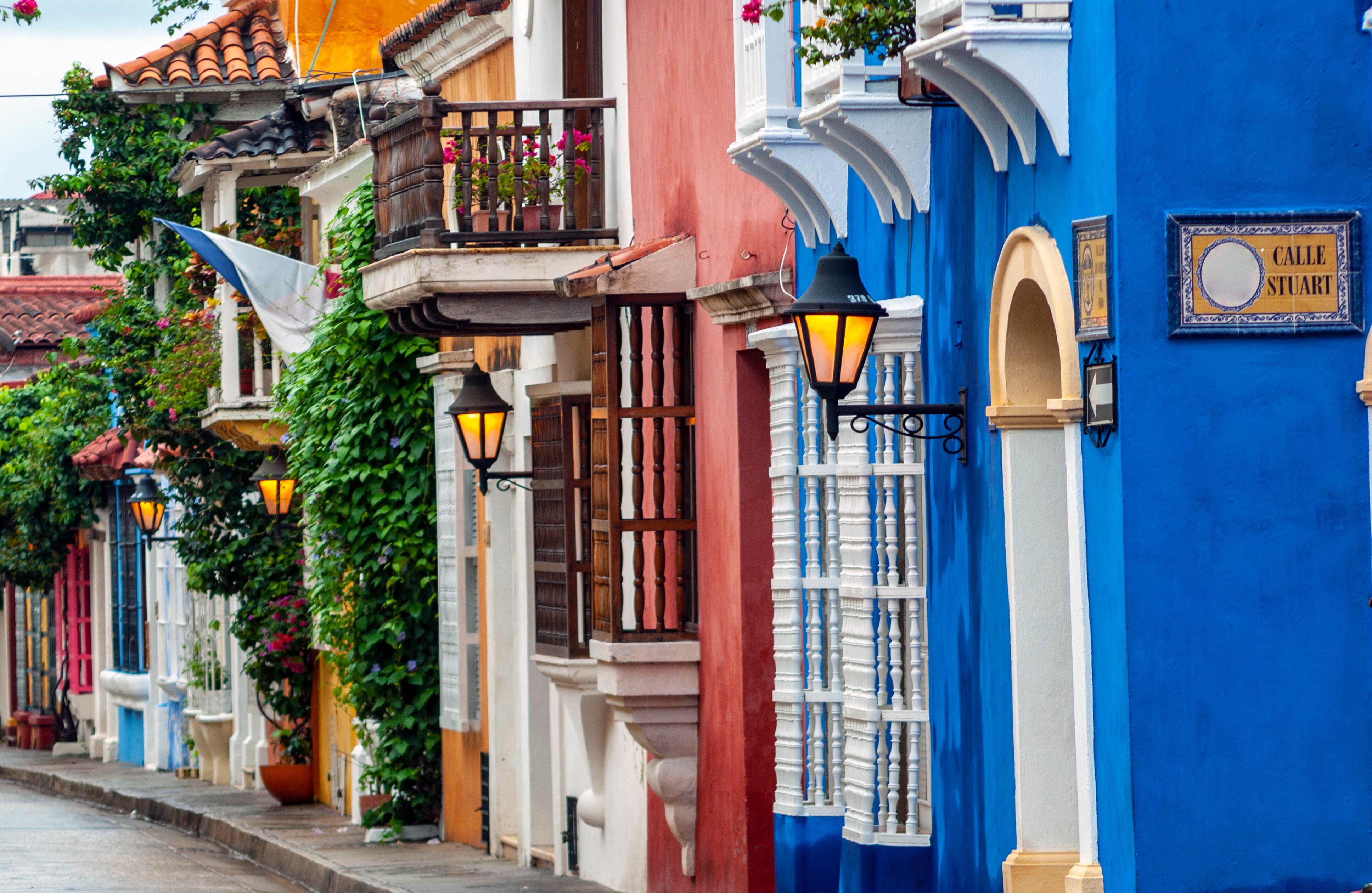 Calles como Tumbamuertos, La Tablada, del Arzobispado, Las Damas, Santo Domingo, entre otras, además de conservar su arquitectura colonial, tienen en sus balcones, puertas y ventanas flores veraniegas o trinitarias, propias del trópico. Su característica principal está en la viveza de sus colores y su florecimiento en épocas de mucho sol.
