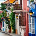 Calles como Tumbamuertos, La Tablada, del Arzobispado, Las Damas, Santo Domingo, entre otras, además de conservar su arquitectura colonial, tienen en sus balcones, puertas y ventanas flores veraniegas o trinitarias, propias del trópico. Su característica principal está en la viveza de sus colores y su florecimiento en épocas de mucho sol.