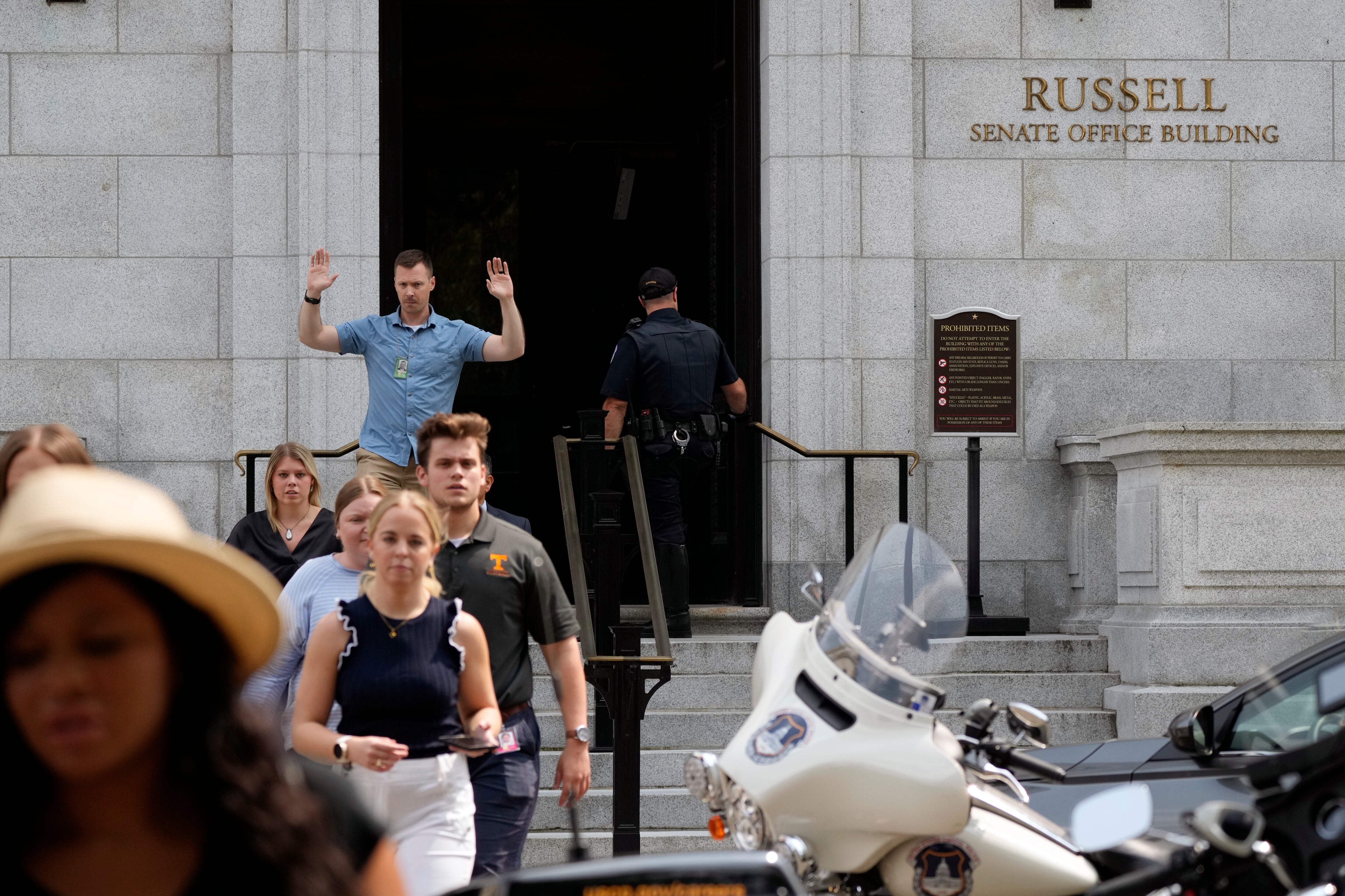 Las autoridades emitieron una orden de refugio en el lugar y comenzaron a registrar los edificios de oficinas del Senado cerca del Capitolio de los EE. UU.