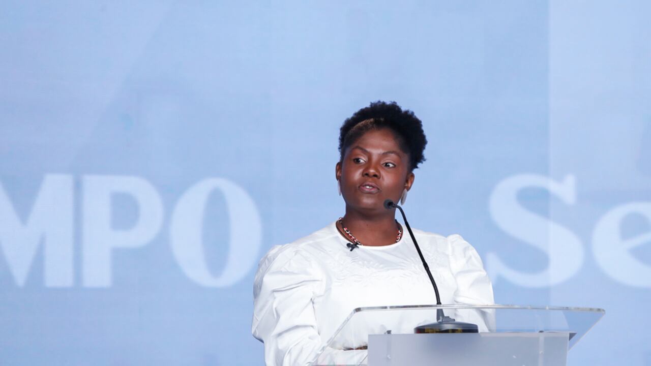 Las declaraciones han caído mal en distintas orillas políticas, que han señalado que la aspirante a la vicepresidencia es incoherente y la han criticado, pues hasta el momento no se conoce si Márquez continúa en las listas del programa de subsidios.