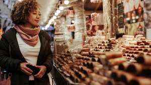 Mujer comprando en el mercado navideño.