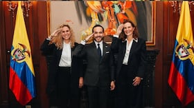 El presidente de la
República, Abelardo De La Espriella, posesionó a Beatriz Eugenia Vélez
Vengoechea.