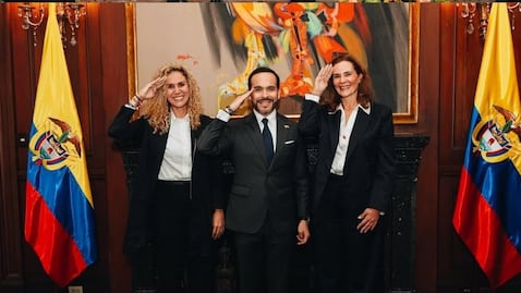 El presidente de la
República, Abelardo De La Espriella, posesionó a Beatriz Eugenia Vélez
Vengoechea.