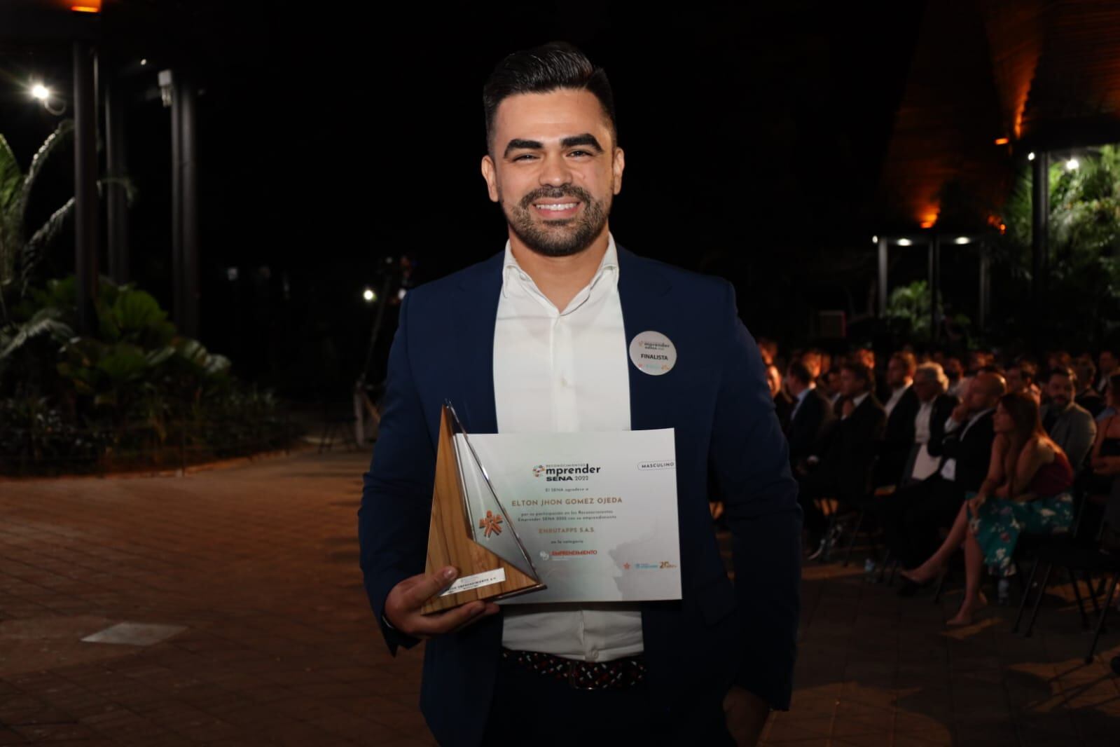 Elton Gómez, ganador por su emprendimiento que busca impulsar la transformación digital en comunicaciones.