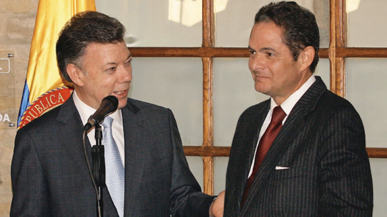 El presidente Juan Manuel Santos y el ministro Germán Vargas Lleras en la inauguración de la nueva sede del Ministerio de Vivienda.