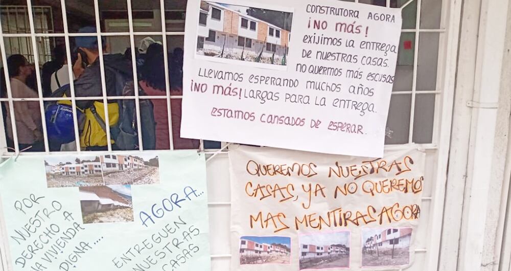 Cansados de esperar, los compradores de "Puerta del Rey" en Usme se tomaron las instalaciones de la constructora Agora en junio de 2019. Fueron desalojados por la Policía.