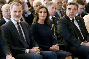 El rey Felipe VI de España, la reina Letizia de España y el vicepresidente de la Comisión Europea, Margaritis Schinass, asisten a un homenaje a las víctimas de los ataques del 11-M, en un espacio conmemorativo en la estación de Atocha de Madrid el 11 de marzo de 2024. España celebra el 20º aniversario de El atentado que causó cerca de 200 víctimas mortales, reivindicado por "Al Qaeda en Europa" como castigo por la implicación de España en la guerra de Irak. Durante la hora punta de la mañana del 11 de marzo de 2004, diez bombas explotaron casi simultáneamente en los trenes de cercanías de Madrid, matando a 192 personas e hiriendo a casi 2.000. La onda expansiva provocada por los atentados terroristas -los más mortíferos jamás cometidos en suelo español- debilitó al PP, que fue criticado por insistir en que ETA era la culpable a pesar de la creciente evidencia de lo contrario. (Foto de Chema Moya/PISCINA/AFP)